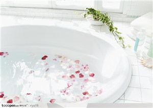 女性休闲-浴缸中的玫瑰花瓣