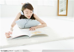 女性休闲-听歌看书的美女