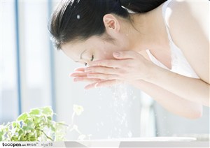 女性休闲-正在洗脸的美女