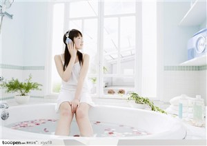女性休闲-坐在浴缸上的美女
