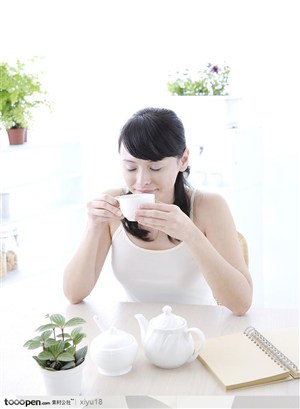 女性健康生活-喝茶的美女