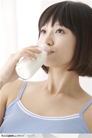 女性健康生活-喝牛奶的美女
