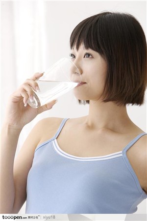 女性健康生活-喝水的美女