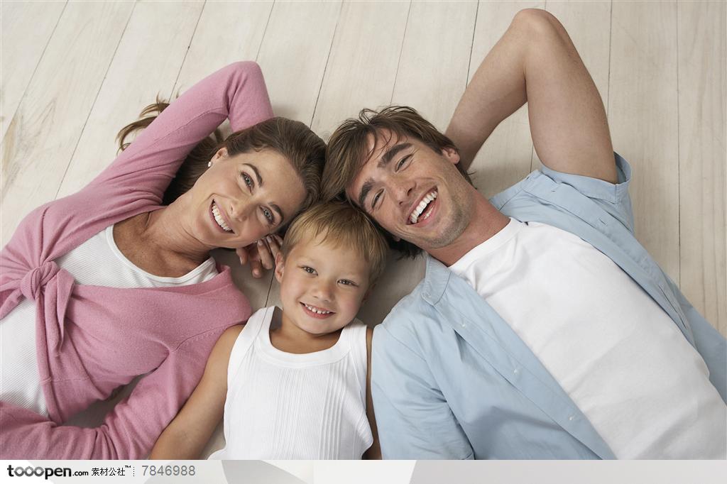 幸福家庭-躺着地板上的外国家庭
