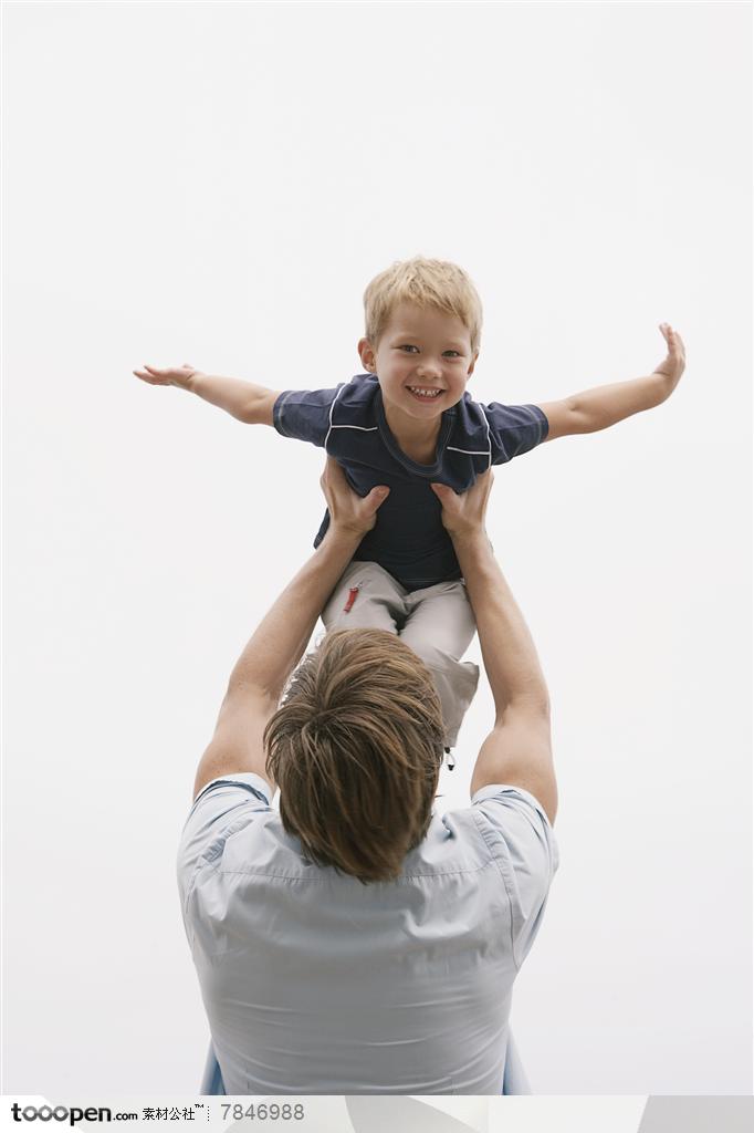 幸福家庭-外国家庭爸爸举起儿子做飞翔姿势