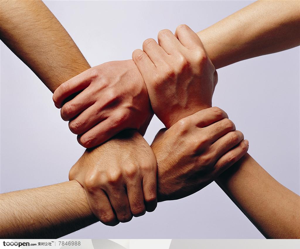 手势概念-四只手结实有力的握在一起