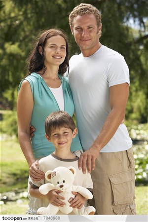 幸福家庭-外国拿毛绒玩具小熊的男孩和爸爸妈妈在一起