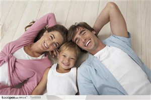 幸福家庭-躺着地板上的外国家庭
