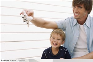 幸福家庭-外国家庭爸爸教小男孩玩飞机模型