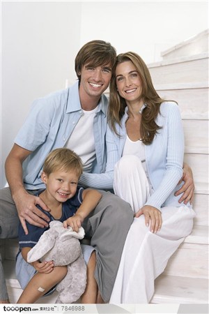 幸福家庭-外国家庭一家三口坐在白色楼梯上