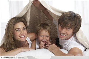 幸福家庭-睡在被子里的一家三口