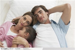幸福家庭-国外家庭躺在爸爸妈妈中间的女孩
