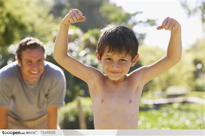 幸福家庭-外国家庭爸爸看着赤膊的小男孩做强壮姿势