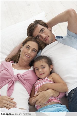 幸福家庭-外国家庭躺在爸爸妈妈中间微笑的女孩