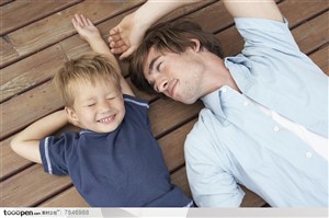 幸福家庭-外国家庭摊在木地板上的父子两