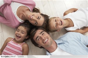 幸福家庭-外国家庭一家四口躺在地上开怀大笑
