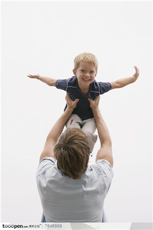 幸福家庭-外国家庭爸爸举起儿子做飞翔姿势