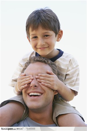 幸福家庭-国外家庭骑在爸爸背上的男孩蒙着爸爸的的眼睛