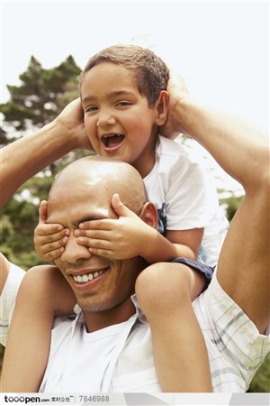 幸福家庭-外国家庭骑在爸爸肩上蒙着爸爸眼睛开怀大笑的男孩