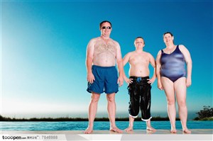 肥胖特征-肥胖的一家三口站在游泳池边