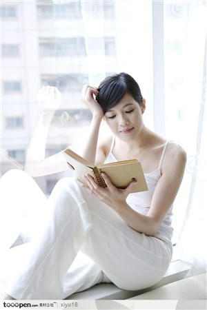 女性健康生活-坐着窗台上看书的美女