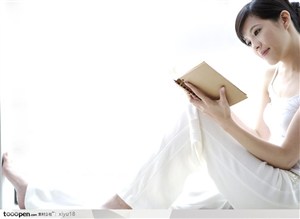 女性健康生活-坐着看书的美女