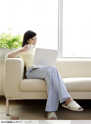 女性健康生活-坐着沙发上使用电脑的美女