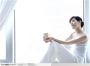 女性健康生活-坐着飘窗上的美女