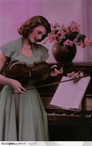 女性复古影像-拿着小提琴演奏的美女