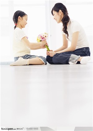 幸福的一家-母女两坐在地上手拿鲜花