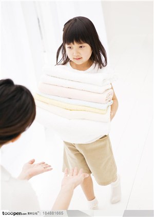 幸福是一家-小女孩帮妈妈做家务手拿毛巾