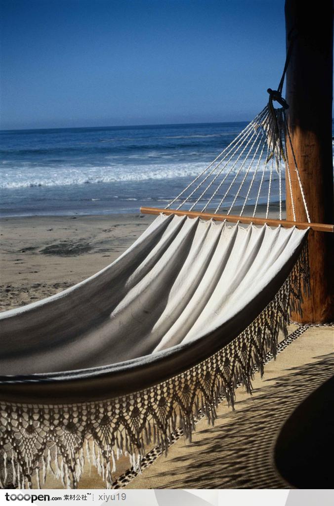海滩休闲生活-海岸边的吊床