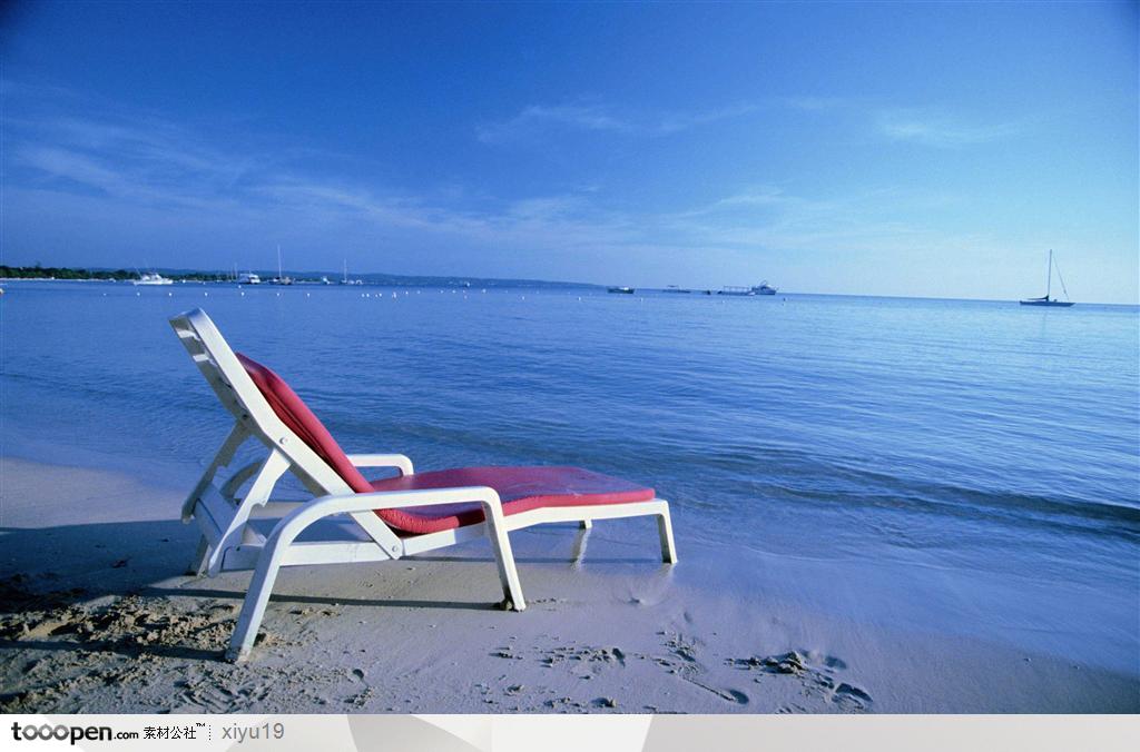 海滩休闲生活-海岸边的沙滩椅