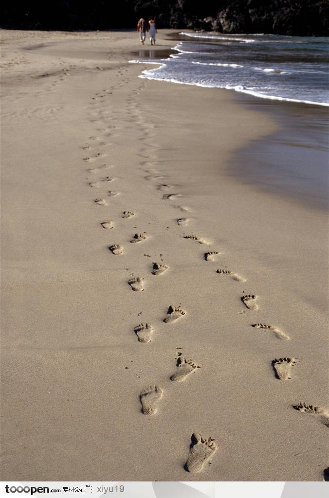 海滩休闲生活-沙滩上悠长的脚印