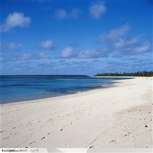 海滩休闲生活-蓝天下洁白宽广的沙滩