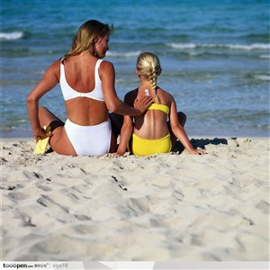 海滩休闲生活-沐浴阳光的母女