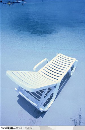海滩休闲生活-沙滩上的白色椅子