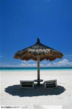 海滩休闲生活-沙滩上的椅子
