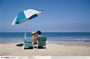 海滩休闲生活-躺着椅子上的情侣