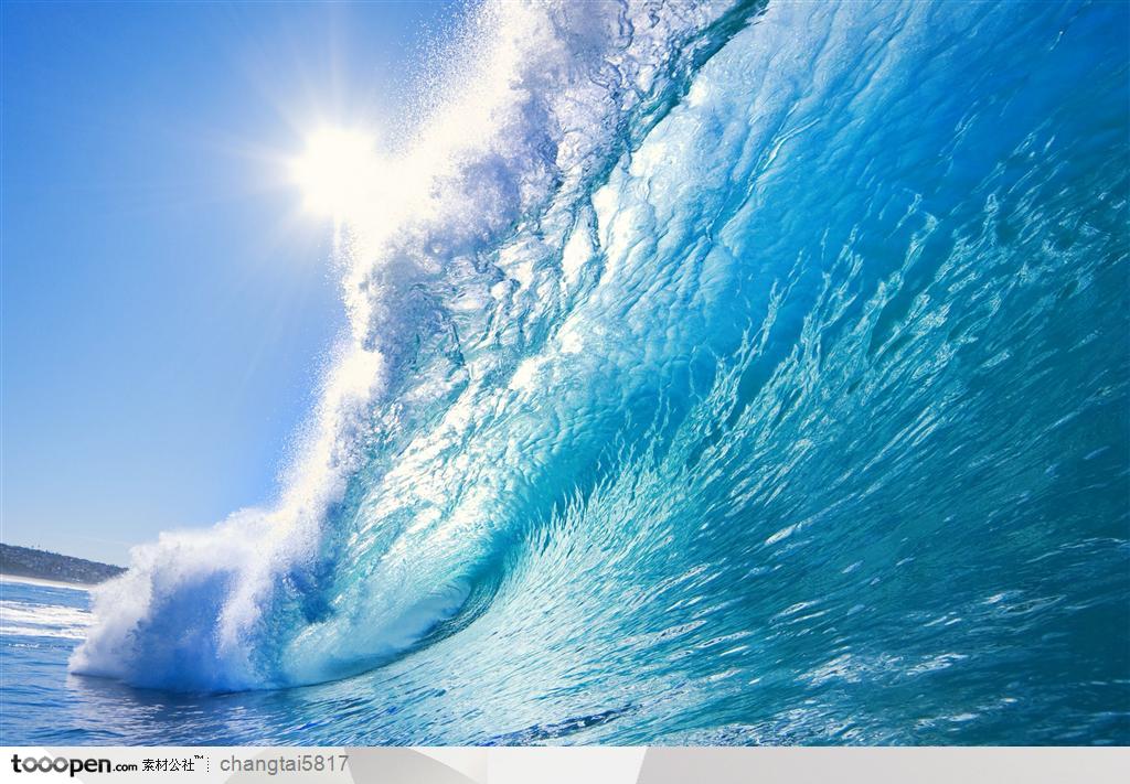 阳光下蔚蓝大海翻起海浪图片素材