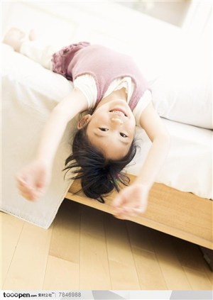幸福的一家-在床上玩耍的小女孩