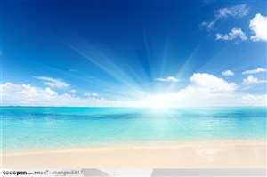 蓝天白云下阳光沙滩海洋