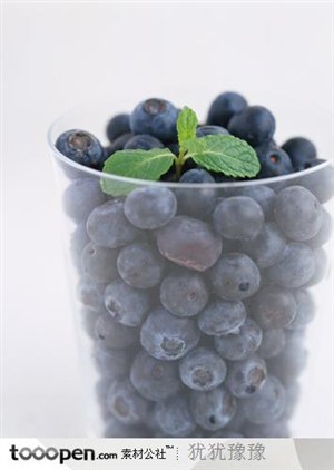 装在塑料杯中的蓝莓