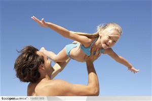 外国家庭-爸爸托起小女孩做飞翔姿势