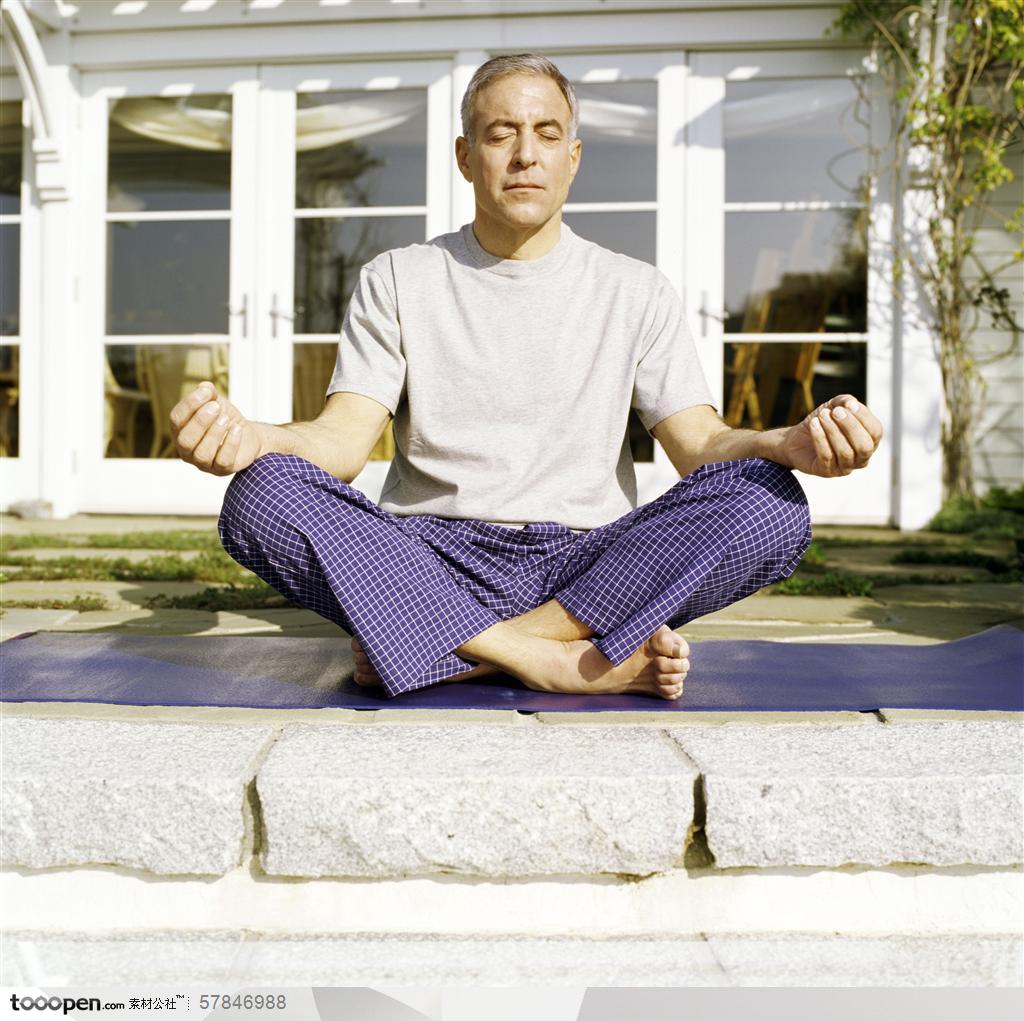 家中生活-坐在露台上练瑜伽的外国男人