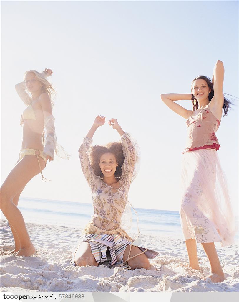 年轻人的Party-穿比基尼的三个美女在沙滩上跳舞