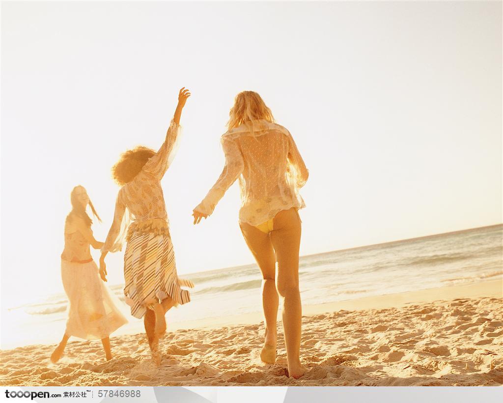 年轻人的Party-在海边的沙滩上玩耍嬉戏的三个美女
