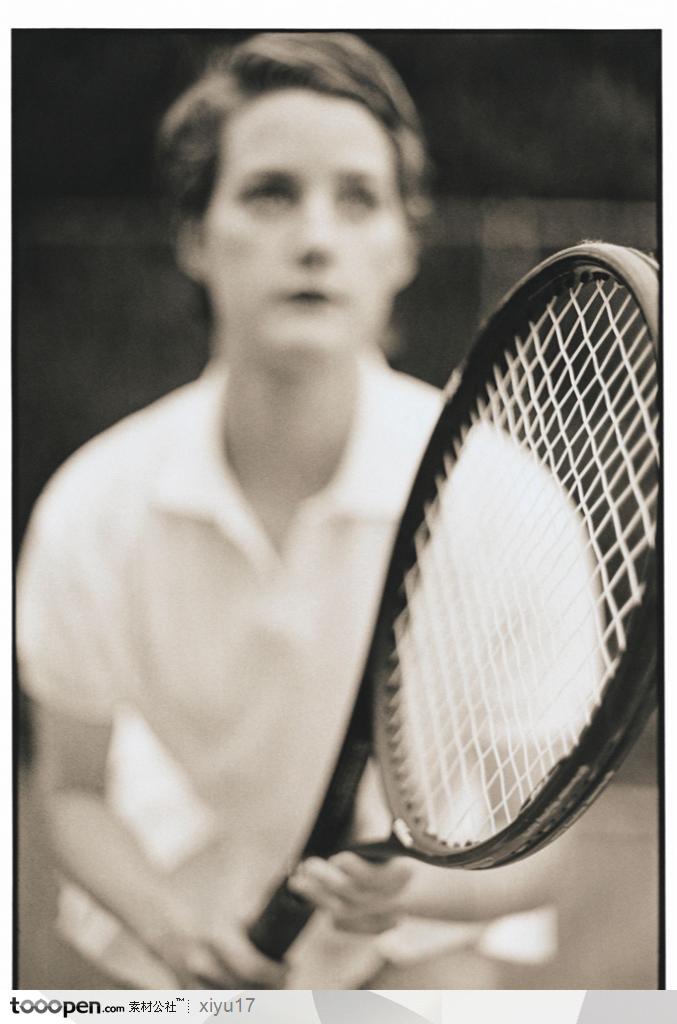 网球运动-握着网球拍的女运动员