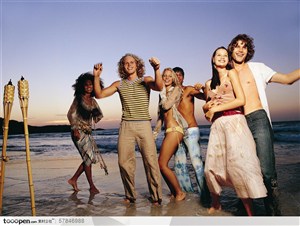 年轻人的Party-在海边跳舞的情侣
