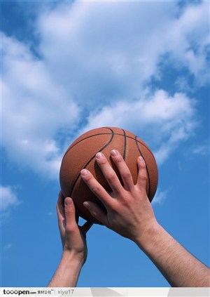 篮球运动-蓝天下的篮球